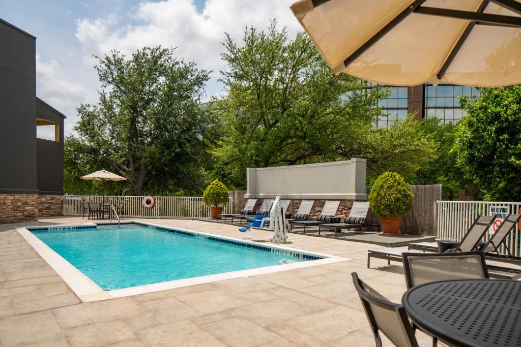 Popular attractions Area Nearby Property